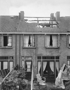44152 Gezicht op de achtergevel van het tijdens de oorlog door een bom beschadigde en deels uitgebrande huis Runstraat ...
